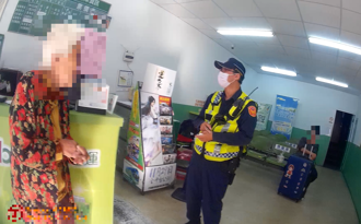 阿婆在店家內徘徊許久 暖警到場1小時助團圓