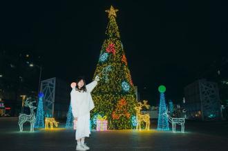 8公尺高金黄圣诞树点亮星空 新北中港大排、鸭母港沟灯海登场