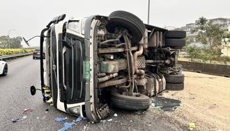 国1铜锣路段砂石车翻覆  车流一度回堵2公里