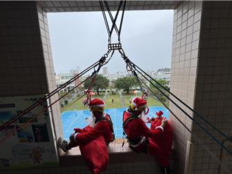 不爬煙囪！台東耶誕老人「從天而降」送好禮 小朋友嗨翻