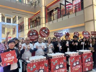 聖誕派對！大江購物中心連八年請櫃姐櫃哥喝星巴克