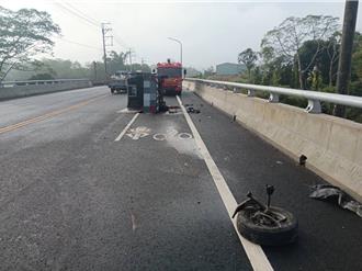 離奇！嘉義小貨車行進間突翻覆   竟是「重要零件」掉了