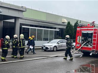 桃園科技金屬工廠驚傳火警 ！無人受困 消防員持續灌救