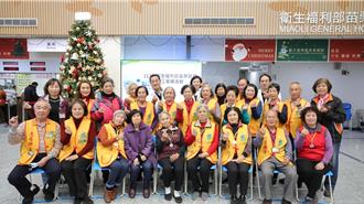部立苗栗醫院感謝志工無私奉獻 耶誕節藉烤雞、獎品表達謝意