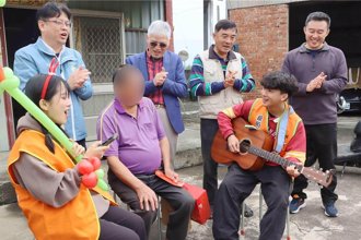 蔡衍明愛心基金會送愛下鄉 公益青年用歌聲溫暖長輩