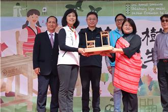 碳足跡最短的課桌椅！五峰鄉燒毀柳杉變身 送往在地國小