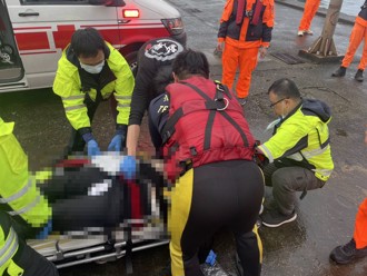 瑞芳台2線水湳洞釣客落海 海巡、消防救援送醫命危