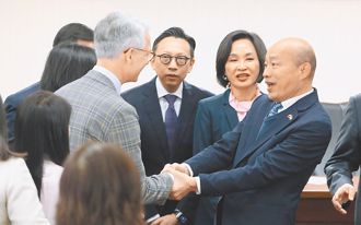 韓國瑜「平安夜紀念酒」他收到了  粉絲喊羨慕：捨不得喝