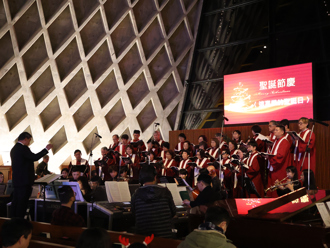 東海校園化身聖誕小鎮 路思義外牆投影、校長騎馬送禮掀熱