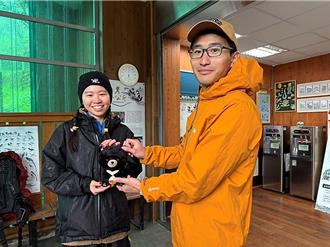 1人1公斤修護嘉明湖步道 第66666人誕生獲贈台灣黑熊玩偶