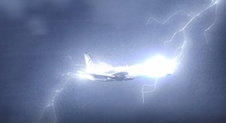 影》空中驚魂 客機遭雷擊 乘客聽到「巨響和焦味」