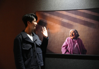 林郁婷參訪女性經典影像展 分享女性背後力量與家庭之間故事