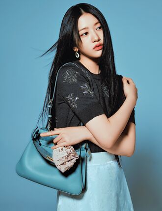 安俞真背包 時尚消化力驚人