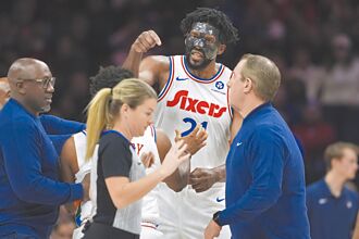 NBA》恩比德14分鐘吃2T離場 隊友救援