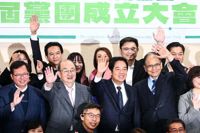 总统兼民进党主席赖清德(右2)提名的大法官人选，被党团总召柯建铭(左2)率队否决。（示意图／资料照／邓博仁摄）