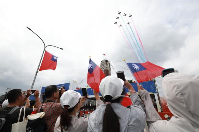 国军坚守行政中立原则，保障国人拥有宪法所赋予的权利，同时维持战备能量，使我国民主制度永续发展。（本报资料照片）