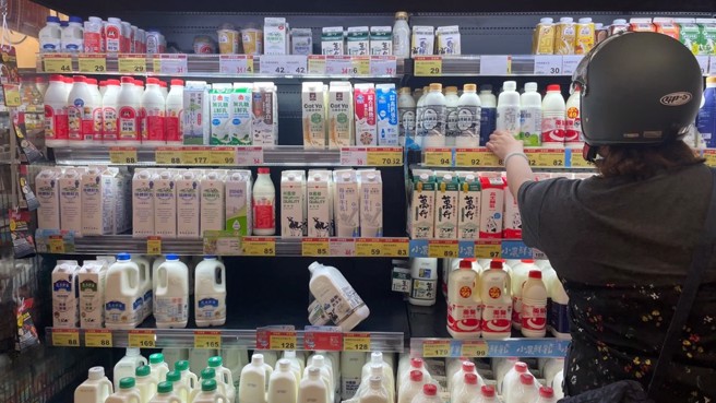 全联有鲜乳促销「买一大送三小」，照片曝光让网友都惊呼不已。(示意图／资料照)