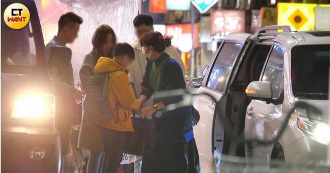 星期五晚上Selina带着儿子一起和朋友聚餐。（图／本刊摄影组）