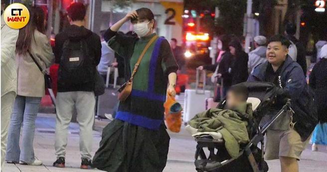 准备前往KTV欢唱的Selina走在前面，小亨堡推着小腰果在后方跟着。（图／本刊摄影组）