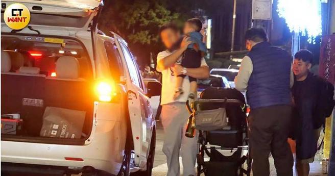 晚间10点，Selina孩子的爸爸小徐先送小亨堡和儿子小腰果上车回家。（图／本刊摄影组）