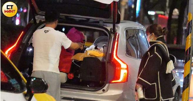 小徐开车送先送友人与妹妹任容萱回家。（图／本刊摄影组）