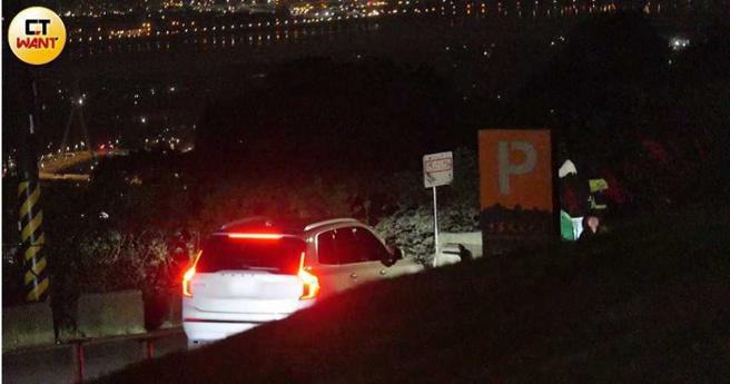 把握独处时光的Selina和小徐，特别驱车上阳明山欣赏夜景，不知是否天气寒冷，两人仅待了108秒就开车落跑回家。（图／本刊摄影组）