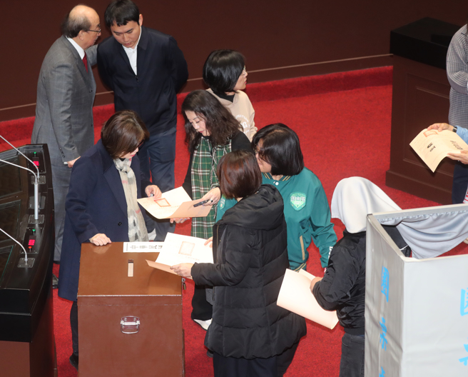 立法院24日行使7名大法官同意权案表决，民进党立委排队亮票对刘静怡投下不同意票。（资料照／陈君玮摄）