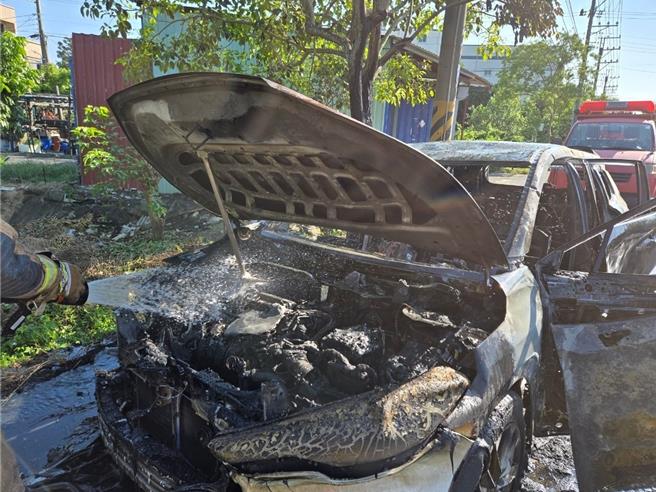 這起火燒車造成整輛車付之一炬。（讀者提供／曹婷婷台南傳真）