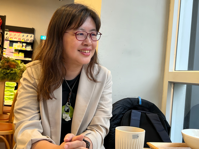 超业、房地产女王R姐歷经婚变、罹癌等考验后，如今靠10间套房养活1家三口，滚出逾3千万资产。（记者李宗莉摄）