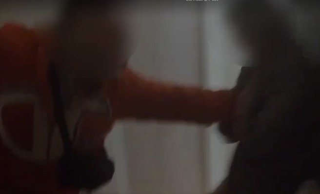 台中恐怖男躲前女友屋內突襲 ，瞬間畫面曝光。(戴志揚翻攝)