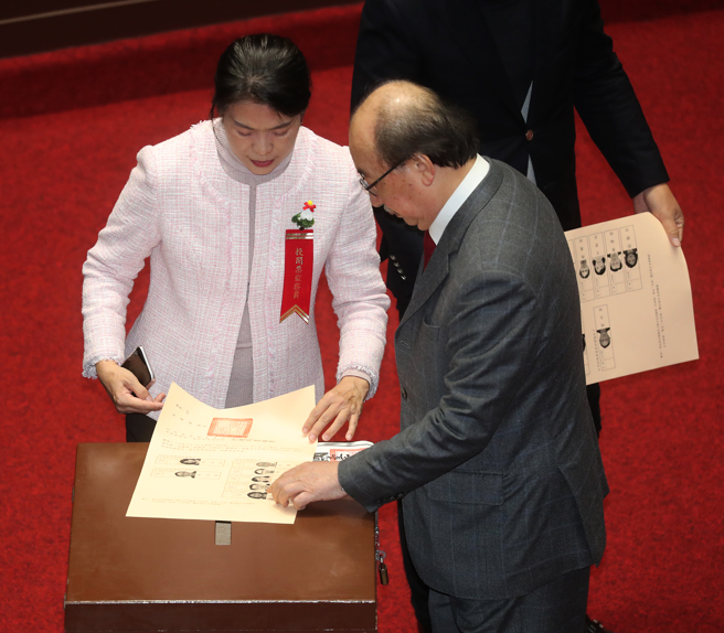 立法院24日行使7名大法官同意权案表决，民进党立法院党团总召柯建铭（右）对刘静怡投下不同意票。（资料照／陈君玮摄）