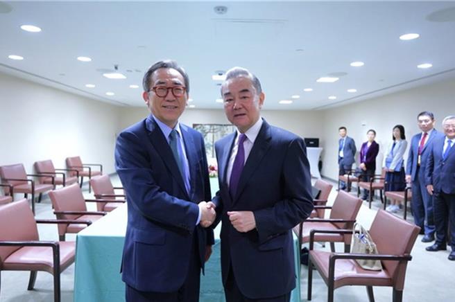 图为大陆外长王毅当地时间9月28日在美国纽约会见韩国外长赵兑烈。（大陆外交部）