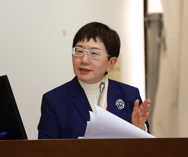 立法院财政委员会25日审查菸酒税法等案，财政部长庄翠云（见图）列席备询。（刘宗龙摄）