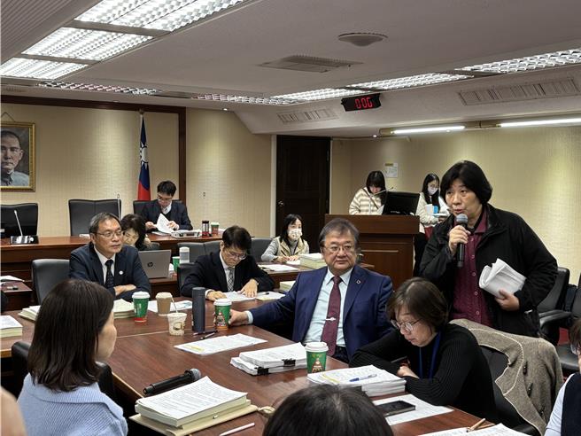 立委陳昭姿要求衛福部長邱泰源，針對霸凌案給予回應及道歉。（李念庭攝）