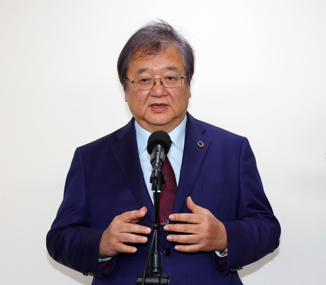 邱泰源會前接受聯訪，表示衛福部截至昨日，已親自對12名衛環委員完成調查報告說明。（劉宗龍攝） 