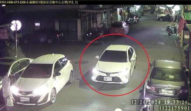 犯案前犯嫌车辆到场，见江男抵达相约地点后就下车行抢。（新店警分局提供）