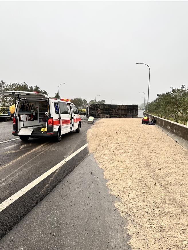 2024年12月25日苗栗縣／國道1號北向138.8公里銅鑼路段，25日上午8時30分發生砂石車翻覆事故，24歲廖姓駕駛受傷送醫，現場交通一度回堵約2公里。（讀者提供／呂麗甄苗栗傳真）
