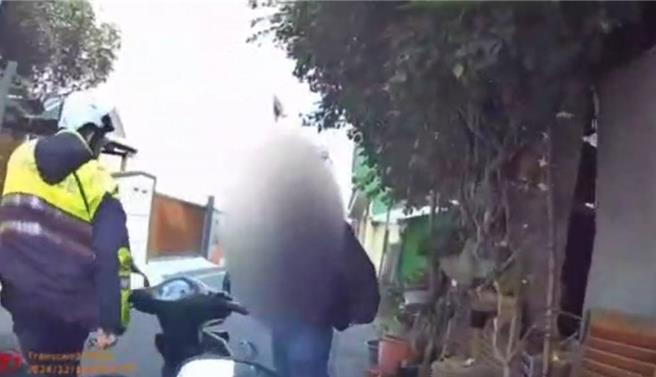 26岁陈姓男子因形迹可疑，警方盘查身分，发现是诈骗集团车手，查扣投资公司工作证、现金收据单、60万元现金及手机等证物。（警方提供／叶静美彰化传真）