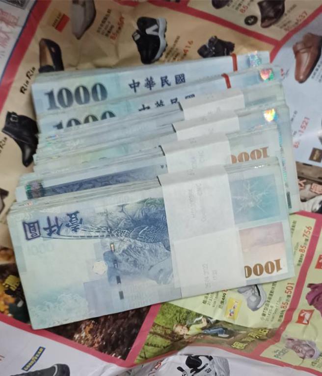 26岁陈姓男子因形迹可疑，警方盘查身分，发现是诈骗集团车手，查扣投资公司工作证、现金收据单、60万元现金及手机等证物。（警方提供／叶静美彰化传真）