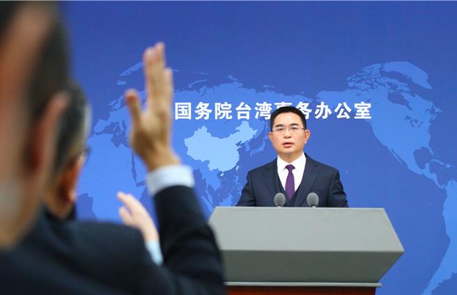 上海宣布研拟开放团客赴台，被陆委会认为仅是意向表态，没有大陆文旅部正式公告，大陆国台办发言人陈斌华25日针对两岸旅游卡官向民进党发出灵魂「三问」。（吴泓勋摄）