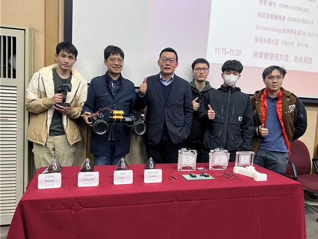国立台南大学材料科学系教授林建宏团队25日公布新研发的咖啡渣回收技术，可转化为高性能储能碳材料，作为超级电容的关键材料，展现废弃物的价值化与绿色循环经济的潜力。（洪荣志摄）