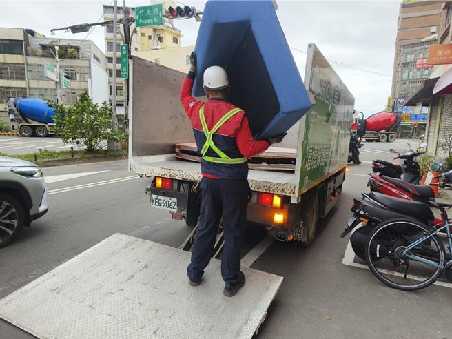 新竹市环保局自114年1月1日至27日提供大型家具清运服务，但採「每日限量登记及清运」。（新竹市政府提供／陈育贤新竹传真）