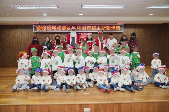 金门肯利熊幼儿园学童今日前往金湖镇公所报佳音，欢庆耶诞佳节。（图／金湖镇公所）