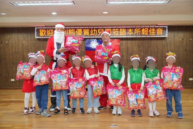 金湖镇长陈文顾（后排右）与代表会主席蔡乃靖（后排左）还化身为圣诞老人，并准备小礼物分送给每位小朋友，希望他们都能快快乐乐的在幼儿园成长、学习，共度愉快的圣诞节。（图／金湖镇公所）