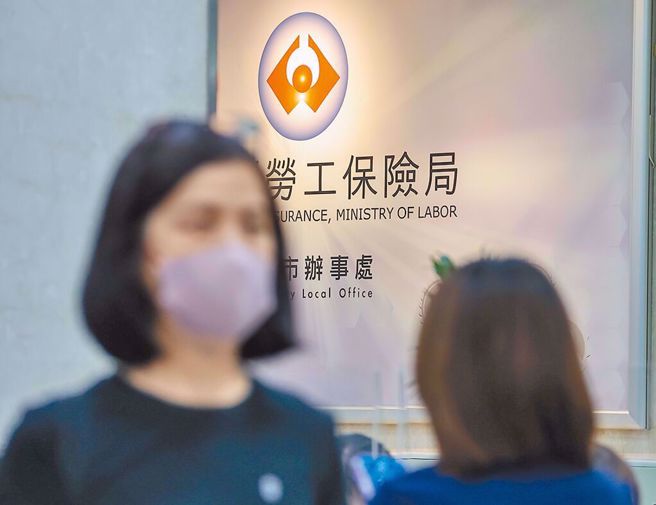 勞動部部長洪申翰接受「齊有此理」專訪時表示，會用政府負最後支付責任的態度面對勞保問題，而國外處理年金的議題不外乎給付下降、費率提升，但都會對既有勞工影響滿大的，「目前政策上未考慮」。（圖中時報系資料照）