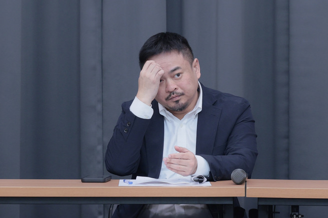 勞動部25日召開「114年勞動新制」記者會，宣布明年1日起每小時最低工資將為190元、最低月薪為28590元，預估約有257萬名勞工受惠，勞動部強調此為連續第9年調漲；任期剛滿一個月的勞動部長洪申翰針對一再發生的職場霸凌風波與內外挑戰特別利用棒球比喻：「我們會有節奏的累積出局數」（希望越來越好）。（郭吉銓攝）