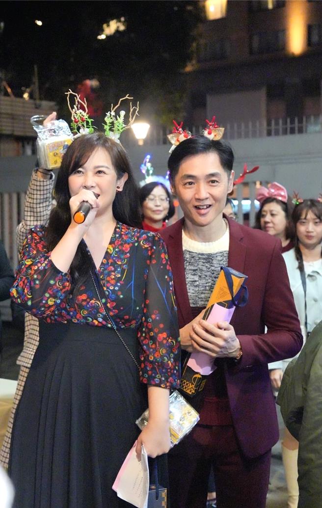 陈维龄（左）、宋逸民在24日平安夜一起报佳音。（艺起发光提供）