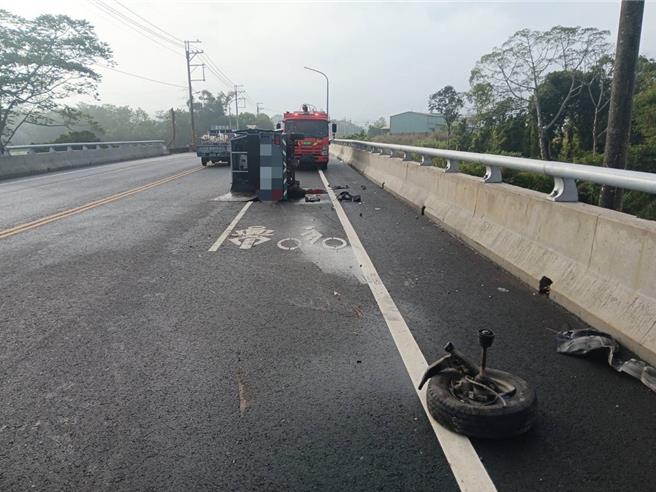 警方到場發現貨車右前車軸斷裂，掉在車後方數公尺遠位置。(中埔分局提供／呂妍庭嘉義傳真)