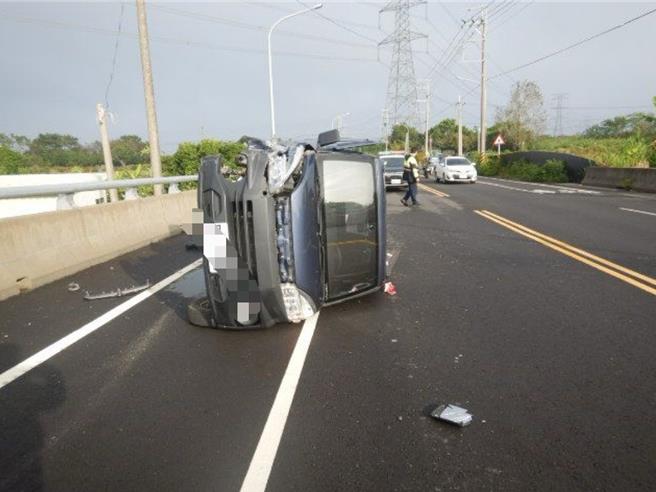 小貨車因車右前車軸斷裂覆翻。(中埔分局提供／呂妍庭嘉義傳真)