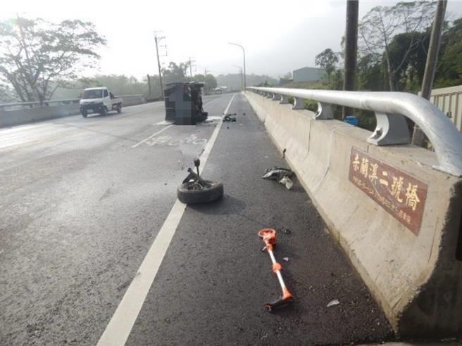 這起小貨車翻覆意外發生在橋上，所幸無人車受波及。(中埔分局提供／呂妍庭嘉義傳真)